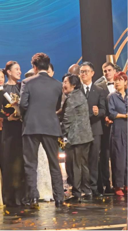 与靳东合作过的女神们，关系好的是宋佳。
昨天白玉兰奖颁奖典礼，最后获奖的人上台合