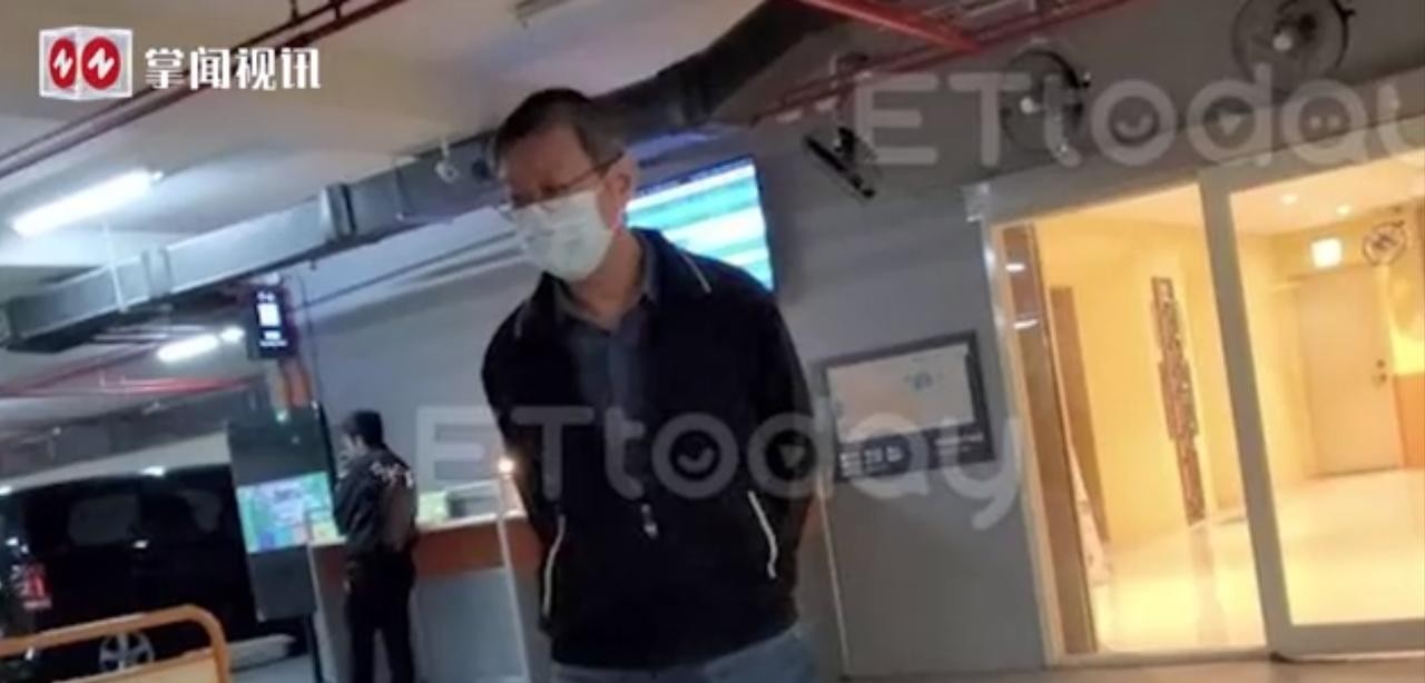 琼瑶亲儿送殡 继子女未现身



琼瑶去世，亲儿子处理后事，满头白发令人心酸。可