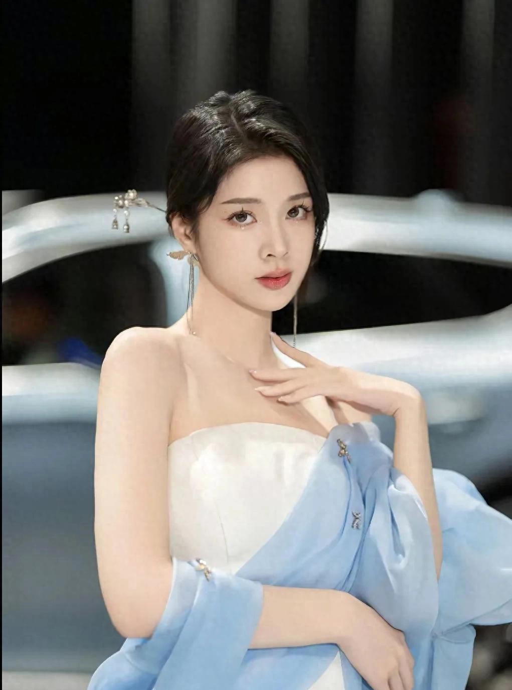 车模板板酱，本名翁凡茜，身高175厘米，体重是轻盈的50公斤，来自于广东深圳，目