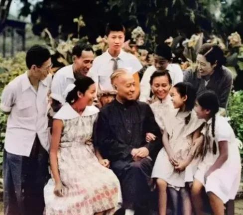 六十年代，刘少奇携夫人王光美与子女们在一起，温暖又温馨，合影留念，美好的回忆！