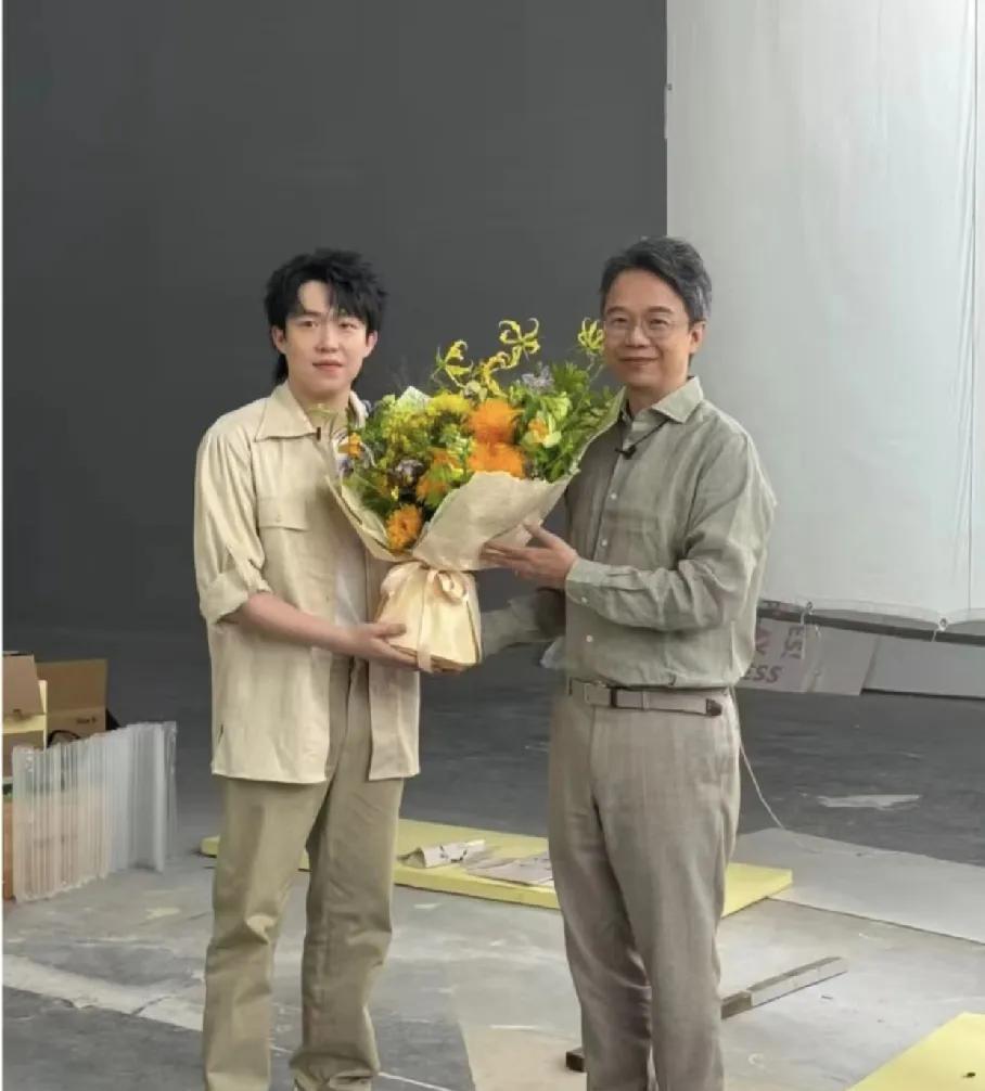 王楚钦与总裁的合照！
大头已经够高了，但是总裁看起来比头哥还高一点！[捂脸]
这