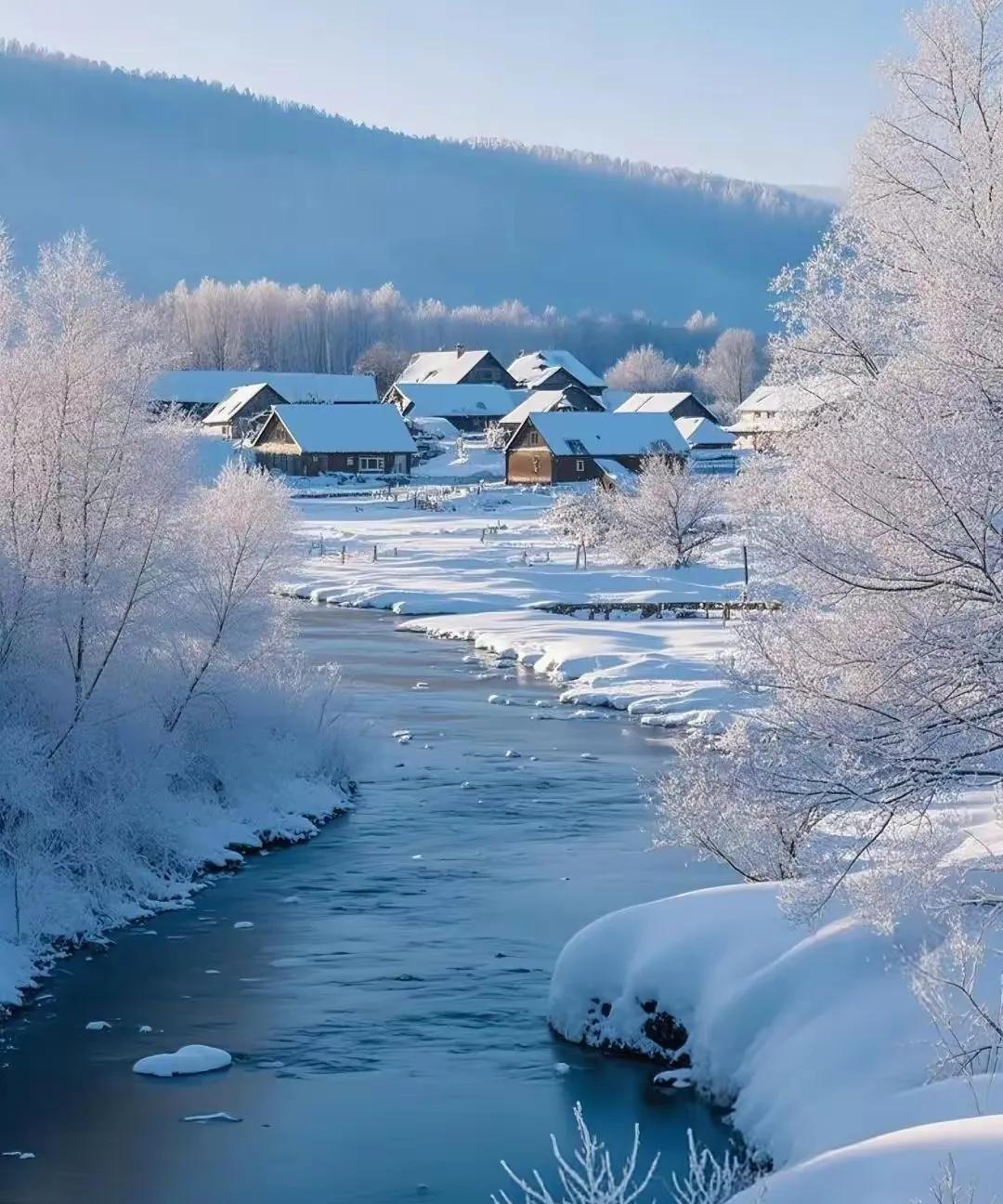 冬日仙境，雪中村庄，静谧如画