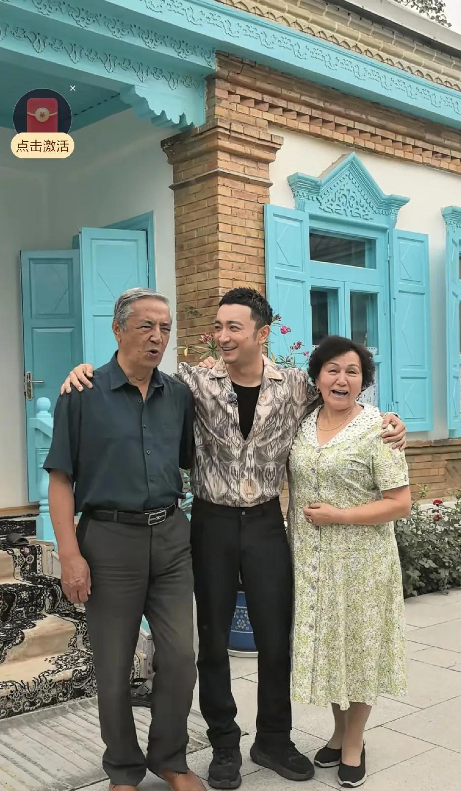 尼格买提删除撒贝宁出丑视频，回老家新疆陪父母大块吃肉，吃着饭，父母亲还不忘提到撒