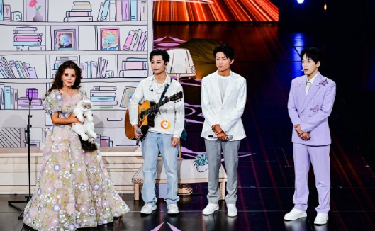 演员李泽锋跨界开嗓自带苏感，原创音乐人王晓天编曲加持，二人默契碰撞超惊艳。当熟悉