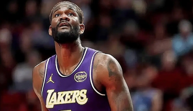 艾顿真是吃的满嘴流油啊！詹姆斯回来又多了个喂饼的人，在今天湖人对阵爵士的比赛中，