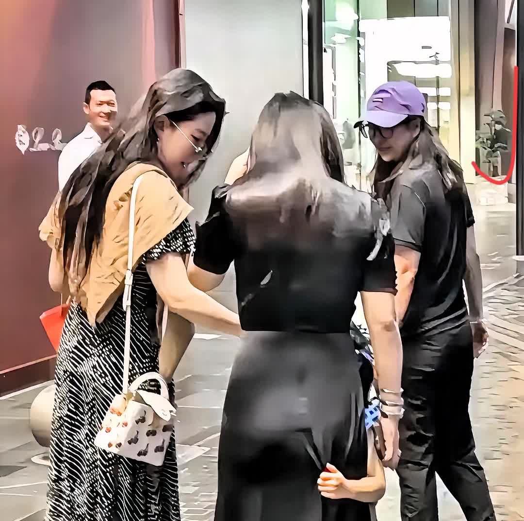 研究了大半天
​终于从刘亦菲身上发现一个秘密，女人过了35岁，胖瘦真不算啥，颈