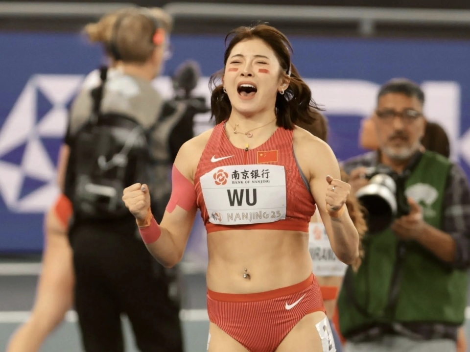 在2025南京世界田联室内锦标赛女子60米栏半决赛中，吴艳妮以8秒01的成绩打破