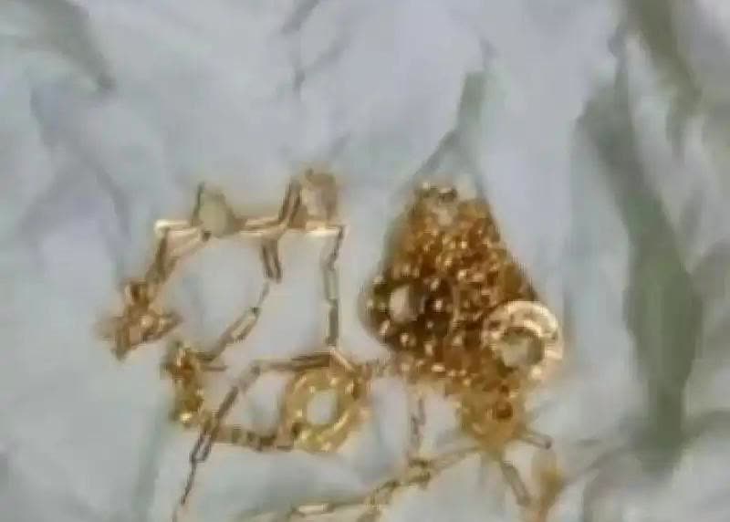 “太拼了！”广东广州，一女子在收拾家务时，不慎把价值2万元的金首饰当“垃 圾”扔
