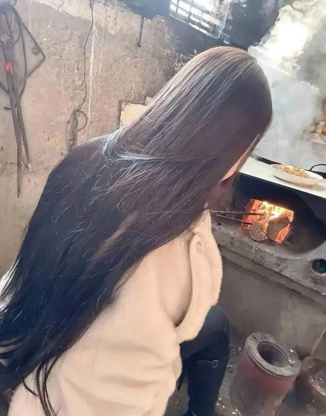 姑娘已回到老家，见过大世面，结婚有三个条件:
1.不准打人
2.有住的地方和一辆