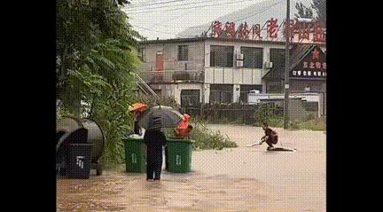 暖心！河北保定，短暂大雨，一司机看路面有积水便想着绕一下，结果刚走一会就明显感觉