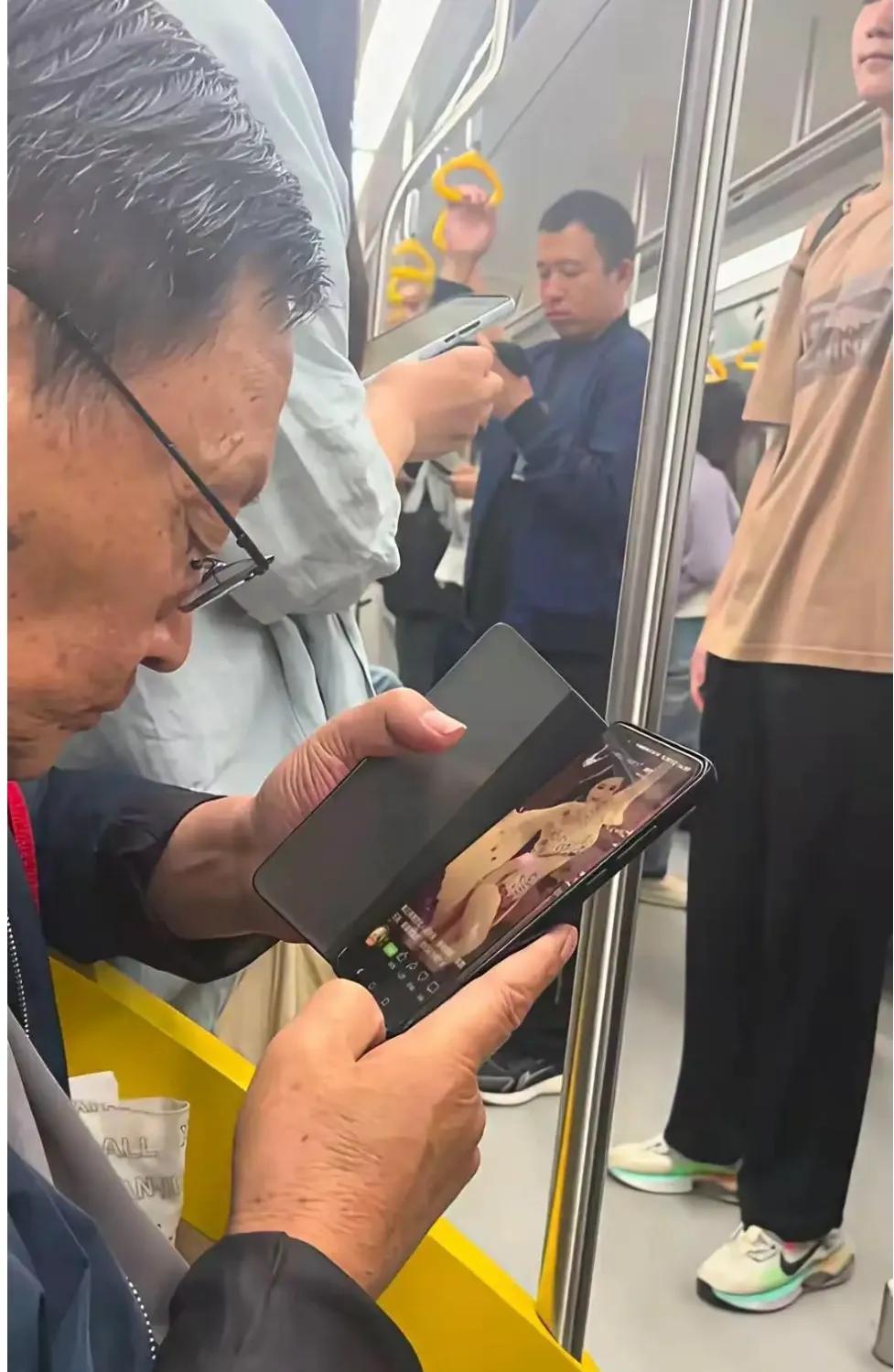 早起的地铁是真拥挤啊，
大家各忙各的！
还得是大爷！