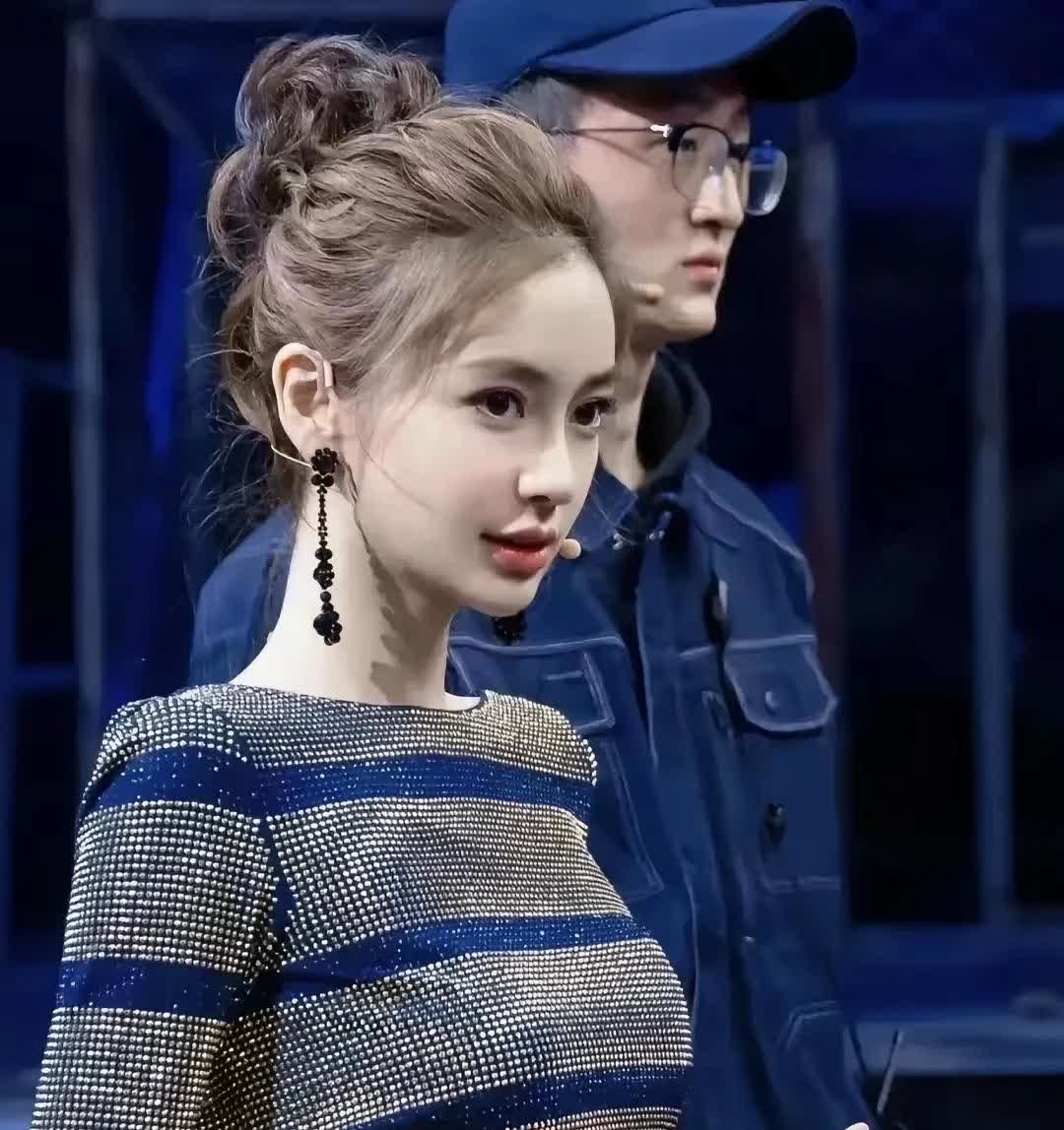 你可以说baby演技不行，但是你不能否认baby长的不行。对比一下椰壳，baby