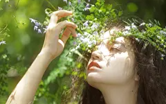 她逼我穿 “白月光” 西装，用酒杯砸我头还让我道歉，我等母亲康复让她身败名裂