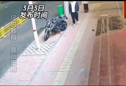 男子这是吃饱撑着了，闲的蛋疼，干出这么不地道的事儿。再说，摩托车停的地方，也没有