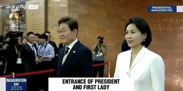 韩国第21届总统李在明的就职仪式一切从简，现场没有特殊装饰，普信阁敲钟、仪仗队礼