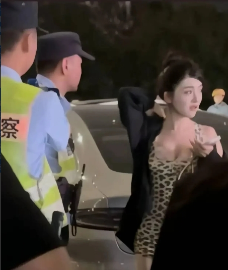 郑州车祸视频在网上炸了！画面里黄头发女司机开的车横冲直撞，先撞上迈巴赫，又把七辆