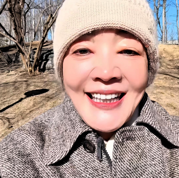 张兰视频上说她要去湾湾了
心里欢喜，可心里，她又内疚，藏着遗憾
她想想过去，忙着