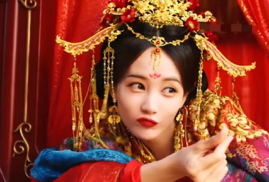 李一桐怎么能这么可爱，她这是放飞自我了？特别有灵气又古灵精怪，和以往拍的苦情剧截