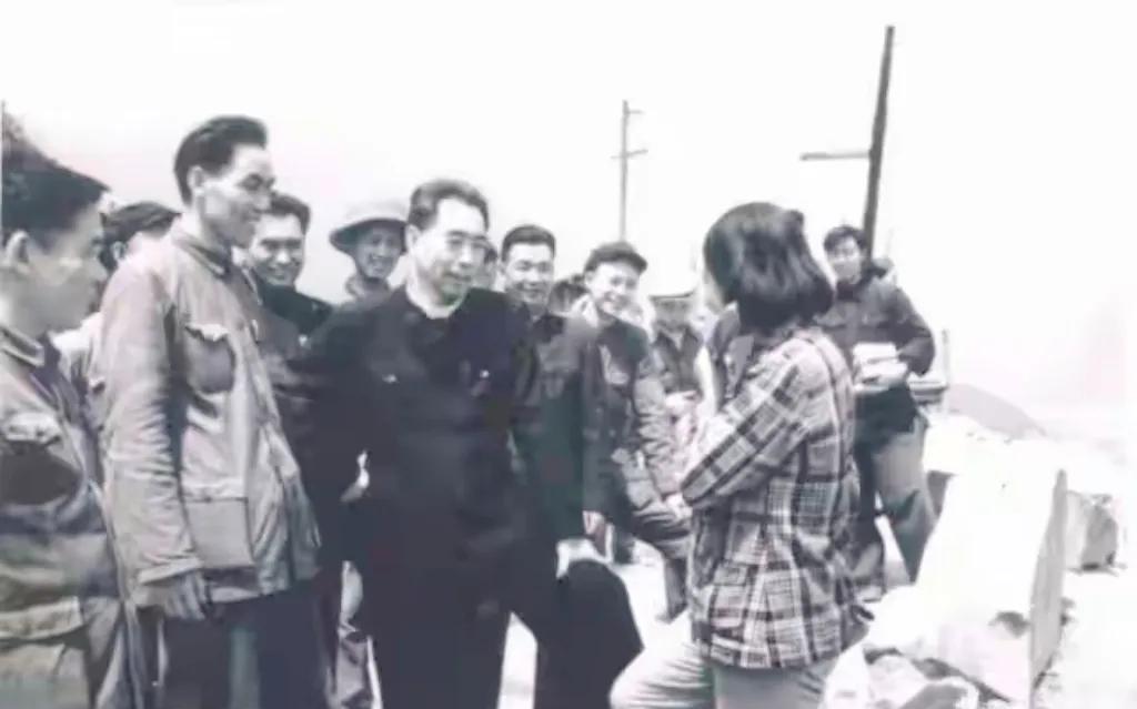 1959年4月9日，周恩来总理在浙江省委书记江华同志（左三）等陪同下视察新安江水