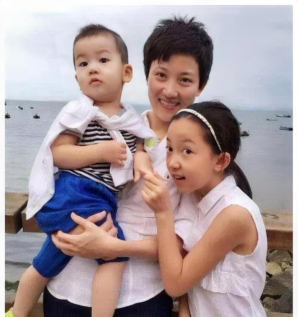 央视新闻主播天亮女士，事业有成家庭幸福儿女双全，人生大赢家。