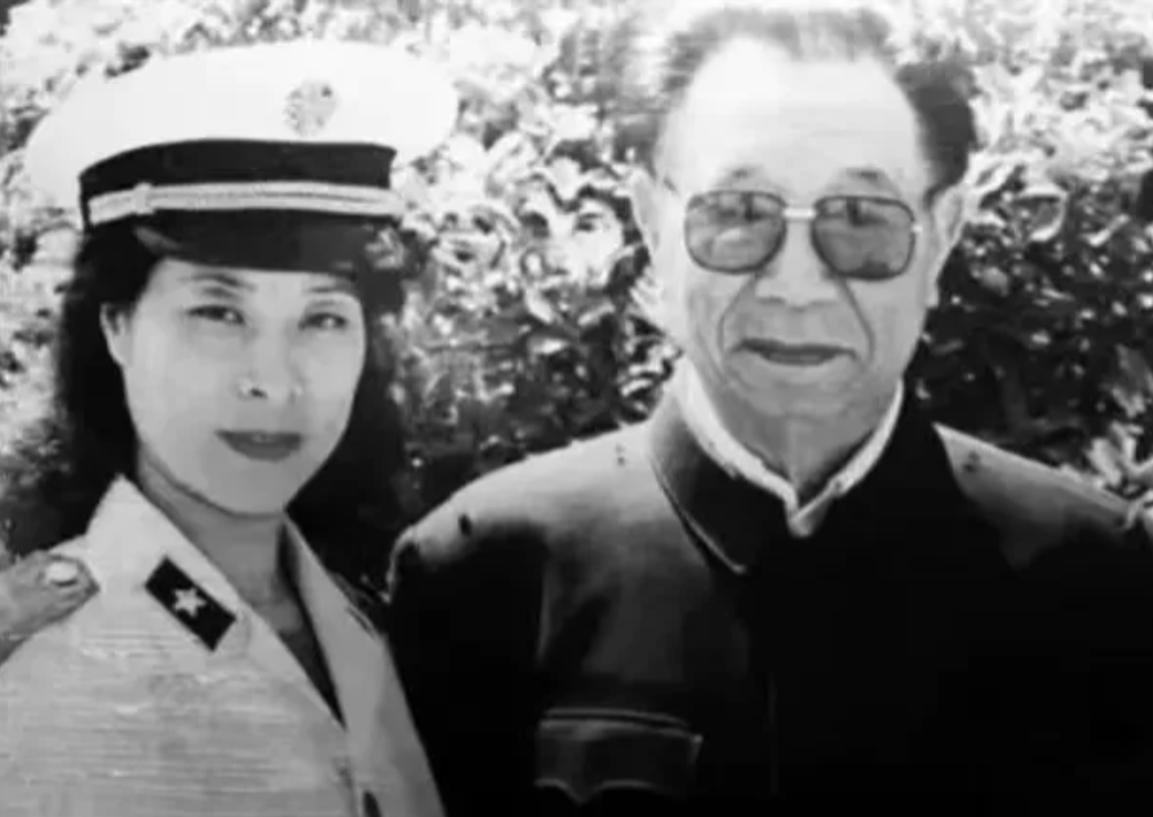 80 年代初，已退休的工程兵司令员陈士榘将军与当时的工程兵文工团女干部李峥喜结连