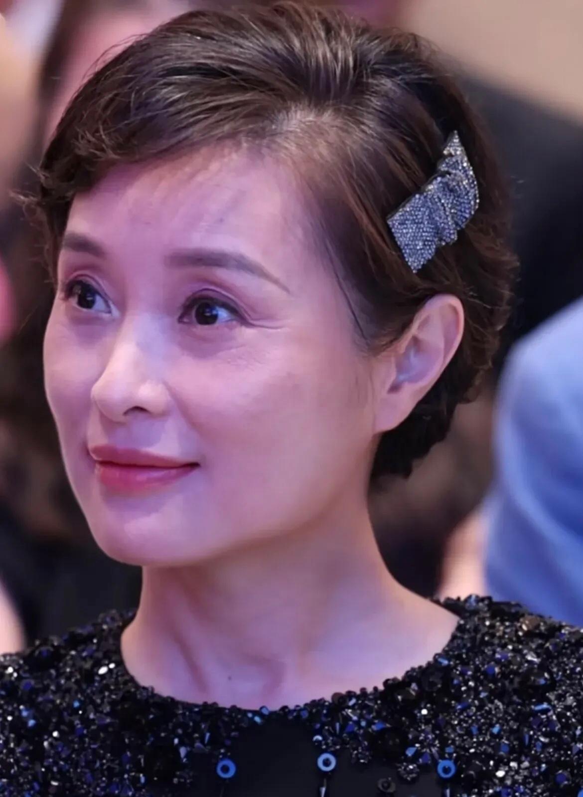 52岁的吴越，自然老去连皱纹都是美的！温暖、优雅，知性、从容，不惧时光，岁月静好
