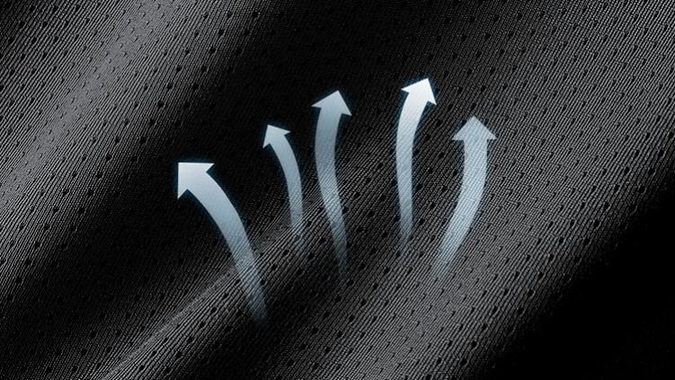 夏季高尔夫服装面料抉择：速干型与透气型，谁更适配下场需求