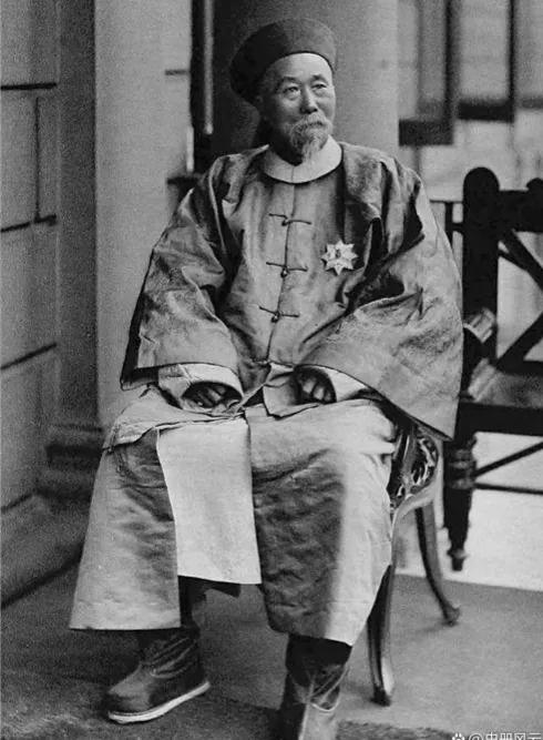 1901年，李鸿章去世，留给子孙4000多万两白银。孙子李国烋也分到多处房产和银