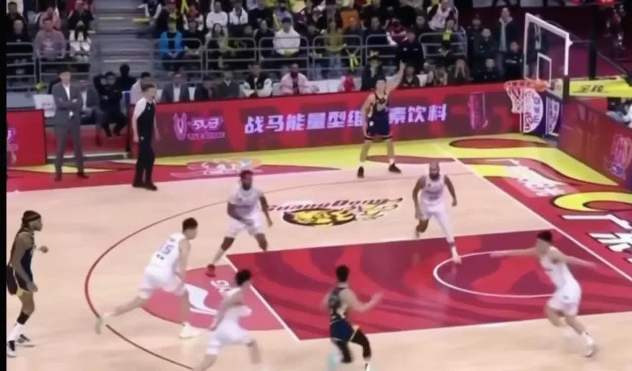徐杰一挑五名场面。
莫兰德:听说三国有第一猛将吕布，一打五能全身而退，看看咱杰