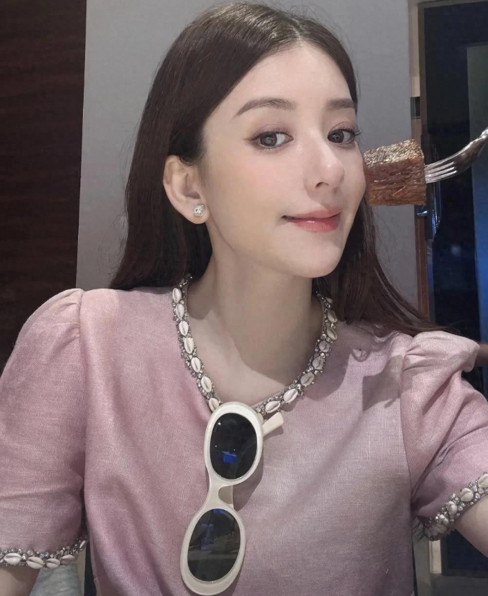 方媛晒恩爱照秀幸福，郭富城背靠背叉腿似大男孩
