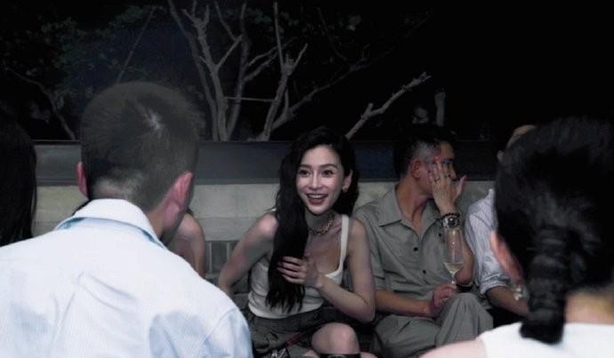 Angelababy皮肤也太白了吧！笑起来又甜又治愈，看着就让人心情好～这状态真