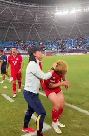 “黄毛“黄紫昌被泰州主帅”揪发暴打“！！
代表常州参加苏超的黄紫昌在和泰州的比赛