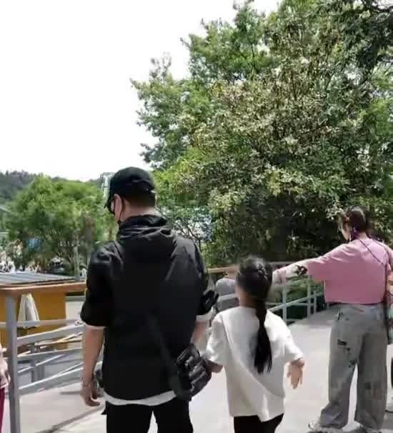 醒醒虽然跟汪峰不住在一起，但是跟爸爸出门玩，还会跟爸爸手牵手，真的很亲密。父亲节