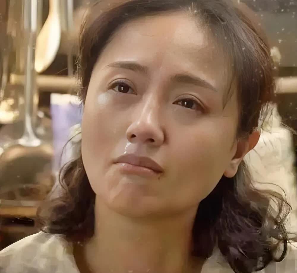 孙群演说，那天片场热得很，可朱媛媛老是死死裹着外套不肯脱。我心想这啥情况啊，福州