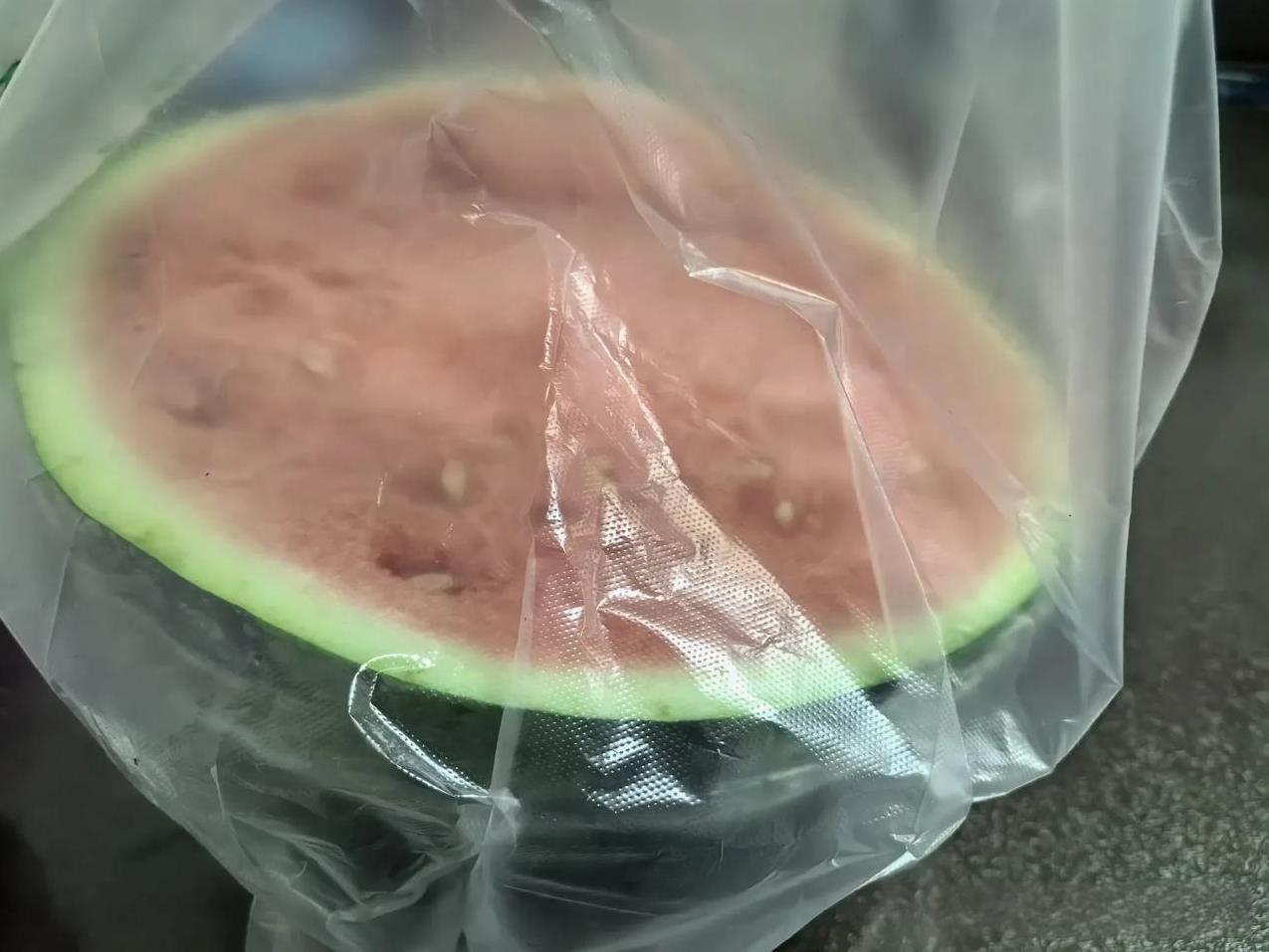 买了半个西瓜，九斤九，像捧回半拉地球。
买西瓜差点跟老板娘干一仗。她说只能买半个