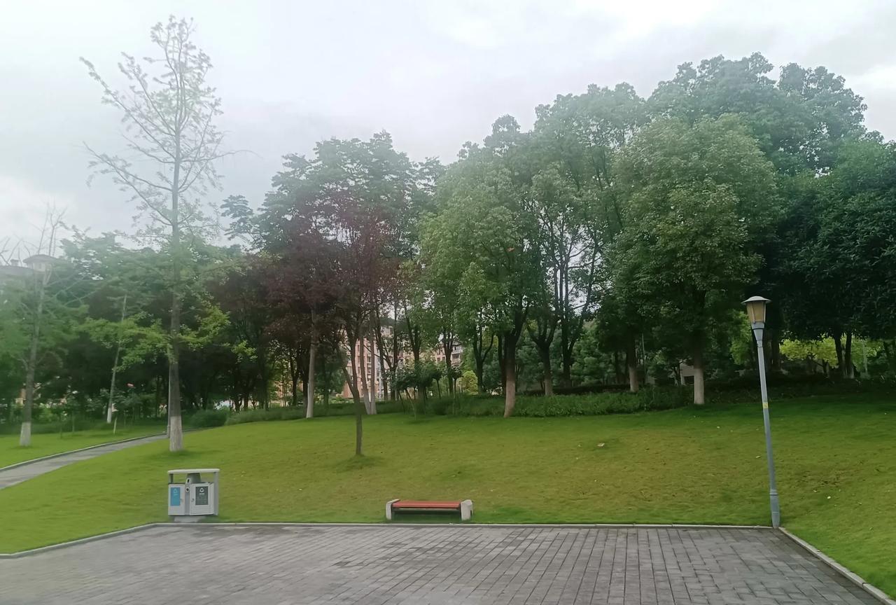 初三毕业之际，年级上有些班办了毕业晚会，有些班给科任老师买了小礼物。
我班上一样
