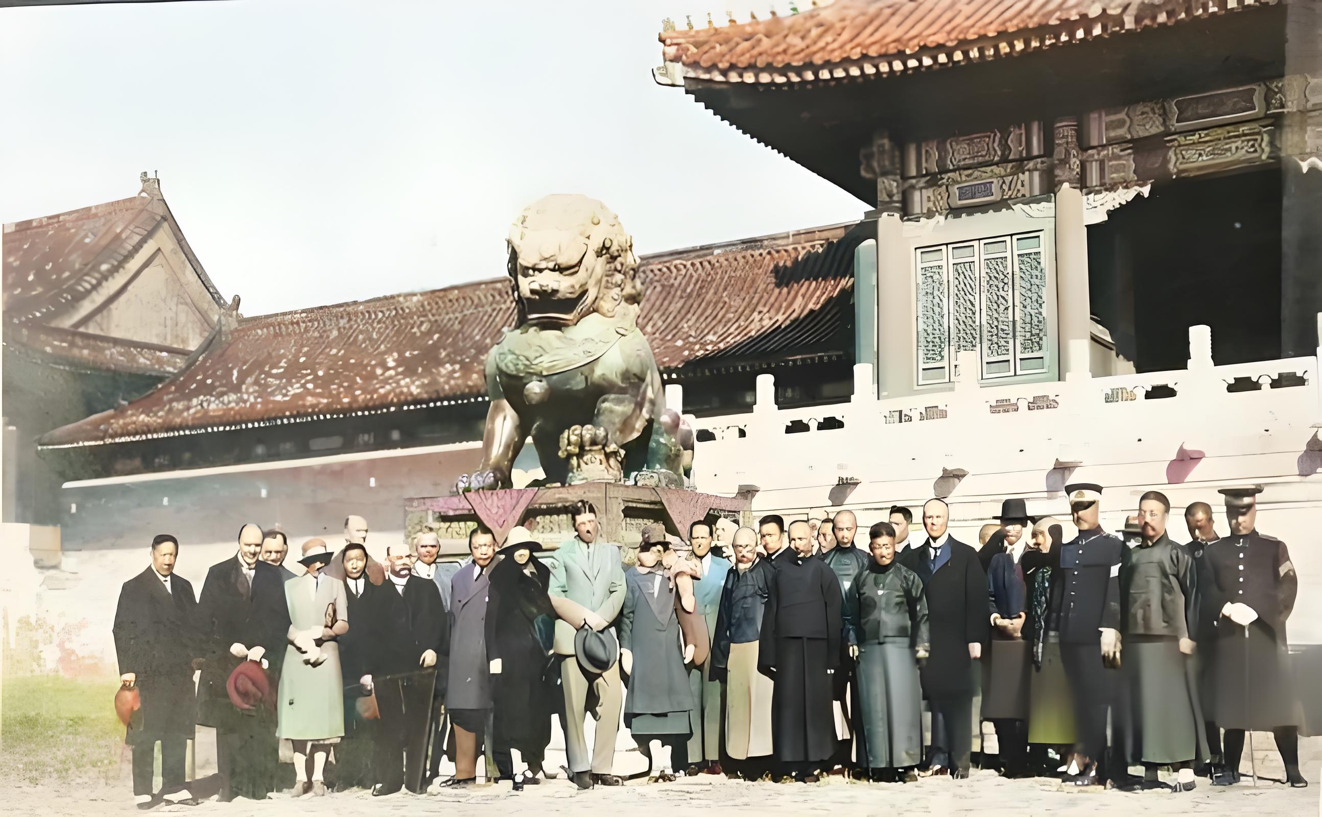 1926年，瑞典王储古斯塔夫·阿道夫来华访问，照片是他与工作人员在故宫博物院内游