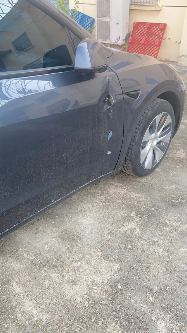 提车一个月喜提一血还是暴击
各位大佬，求教一下，我车停单位，被送货的三轮车倒车暴