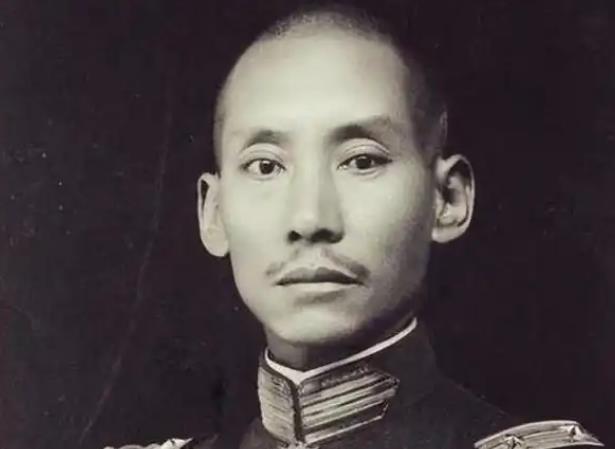 1927年5月，唐继尧呕血而死，临死前对龙云说：“你好好干。”对另外三个镇守使，