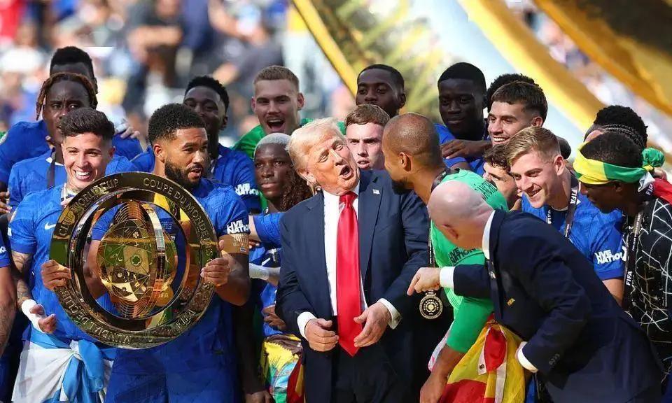 特朗普与因凡蒂诺给切尔西颁发奖杯后，
因凡蒂诺示意，
走吧，咱们一起走下颁奖台，