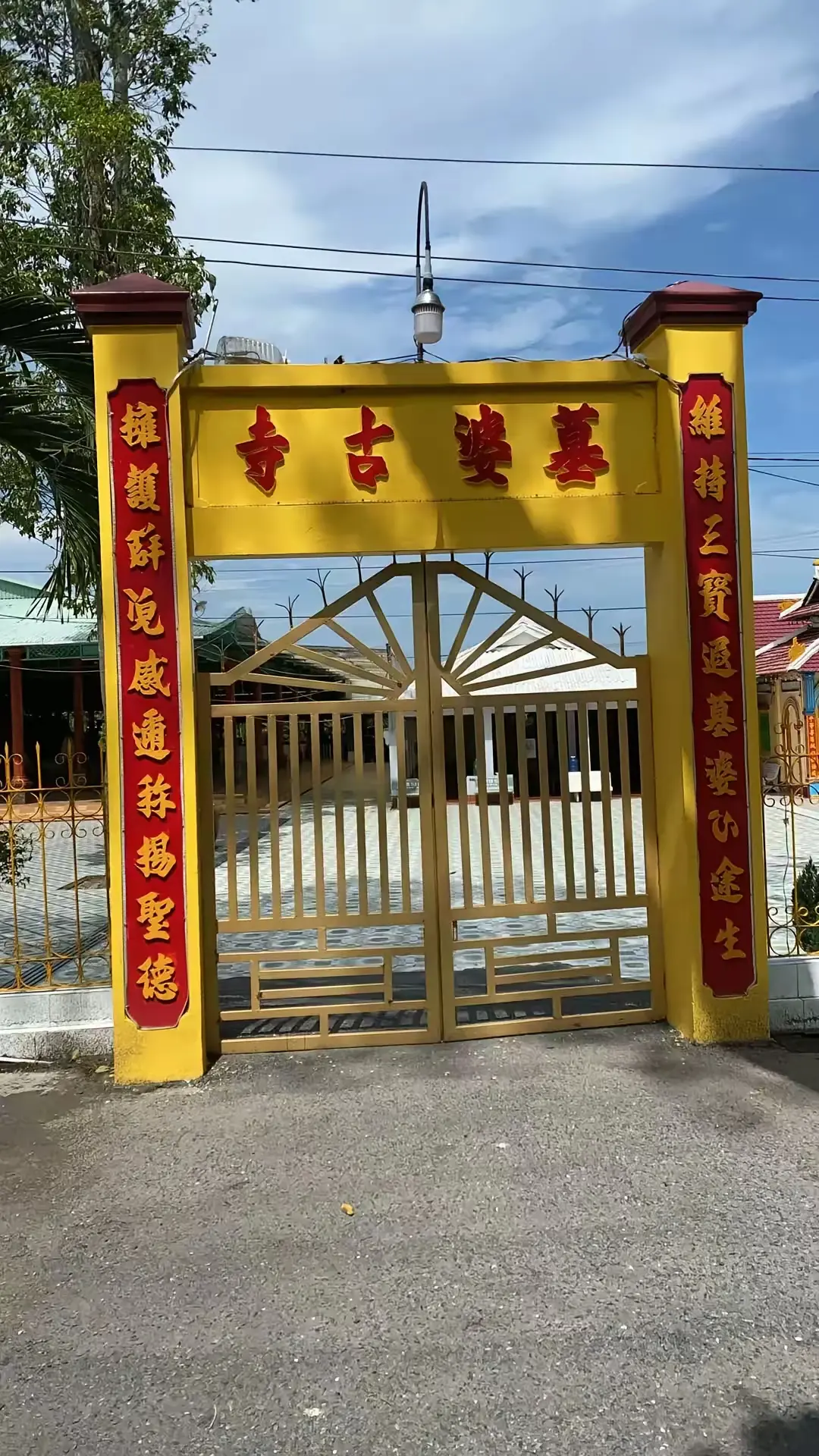 越南寺院的中文，有没有认识这些字的，反正我看不懂