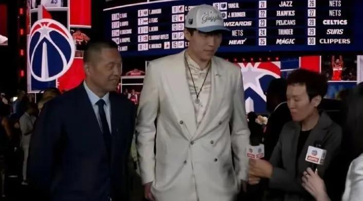 恭喜杨瀚森第十六顺位入选开拓者。
        杨瀚森是中国第三位登陆NBA以