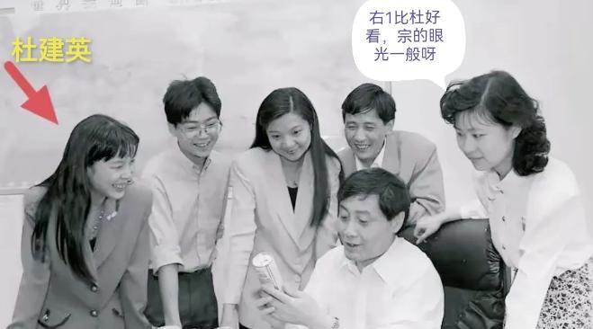 九十年代的老底片不会说谎
这张泛黄的老照片确实藏着许多故事。
六个人围着宗老板看