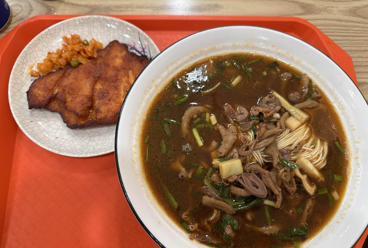 越来越习惯苏州这种带浇头的面了：鸡杂面配个鸡排，必须红汤的，太爽了！[飞吻]#苏