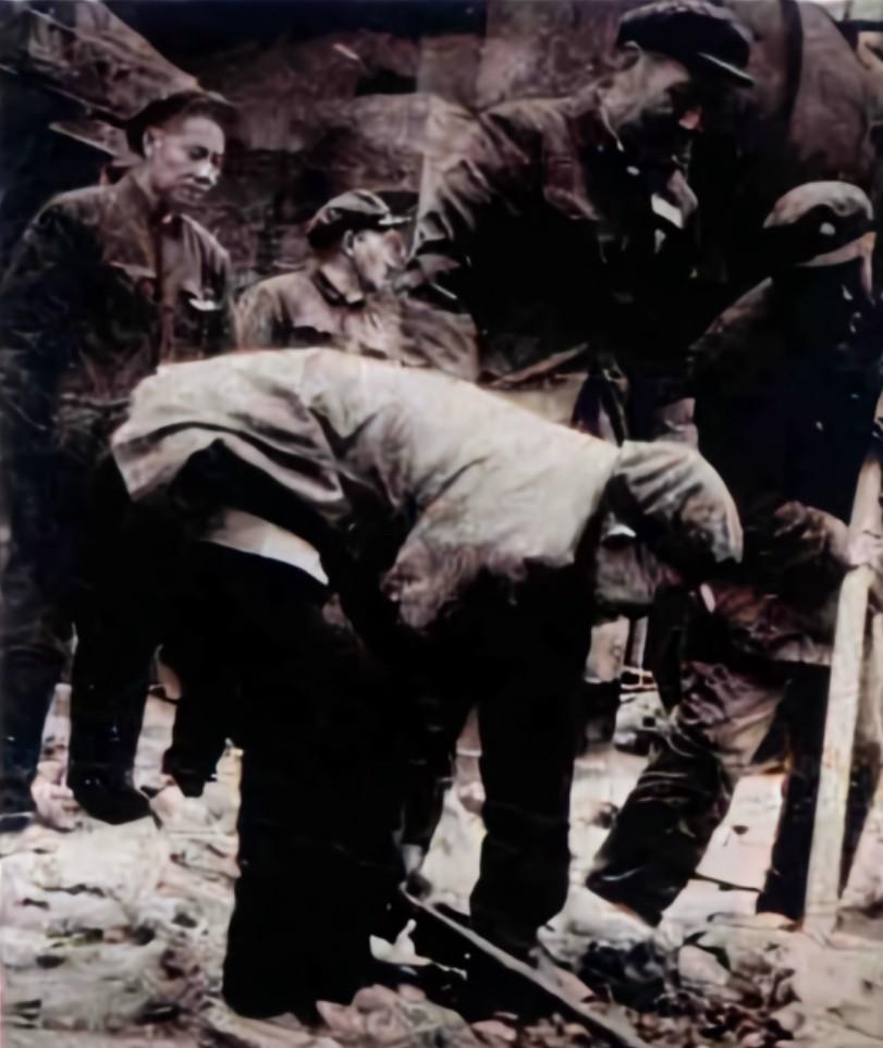 1974年，遵义地委领导李洪涛（前左二）、王道金（后左一）等，在赤水天然气化肥厂