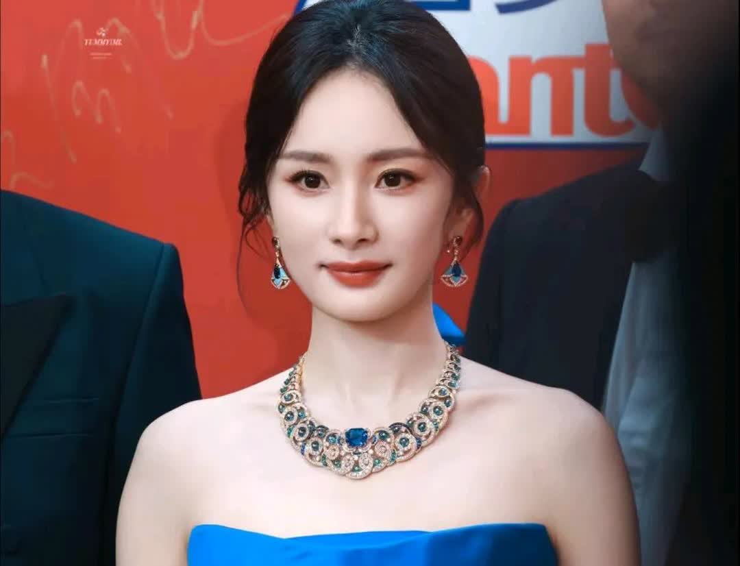 真正的教养不是装出来
不知道你们发现了没？
在昨天上海电影节杨幂在红毯上的小