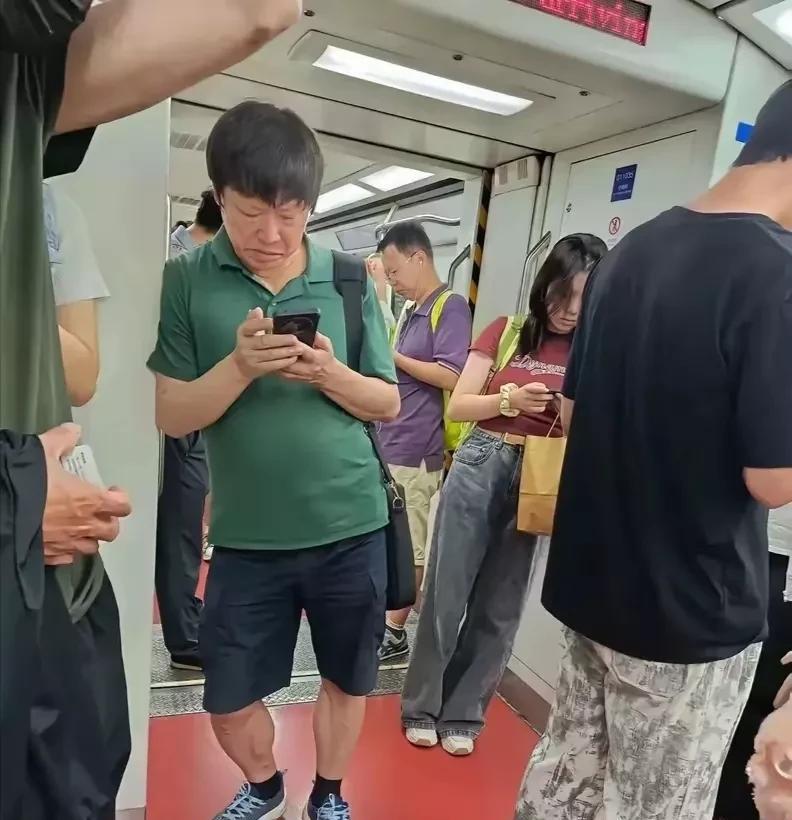 “胡总？”我大吃一惊，难怪感觉到这么面熟。我之所以不敢相认，主要是不敢相信他这样
