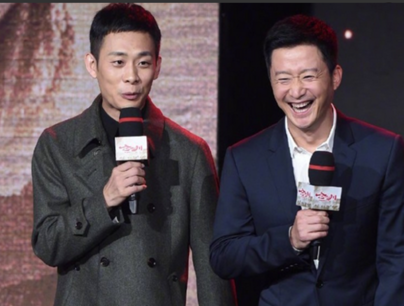 吴京问张译：“我请你拍戏，片酬要多少？“张译伸了一个手指，吴京一脸吃惊：7 个亿