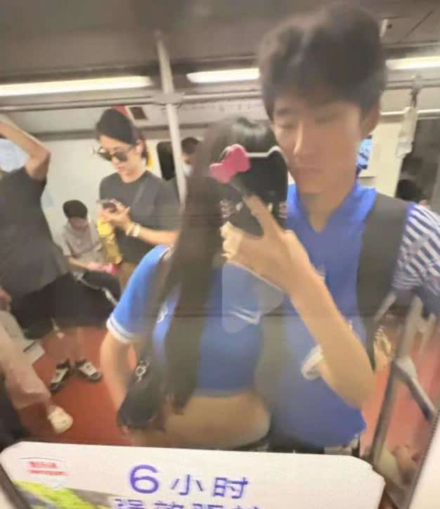 【真正的“红皮蓝心”】
昨天，上海海港梯队球员许祺祯就身着申花球衣与女友合影一
