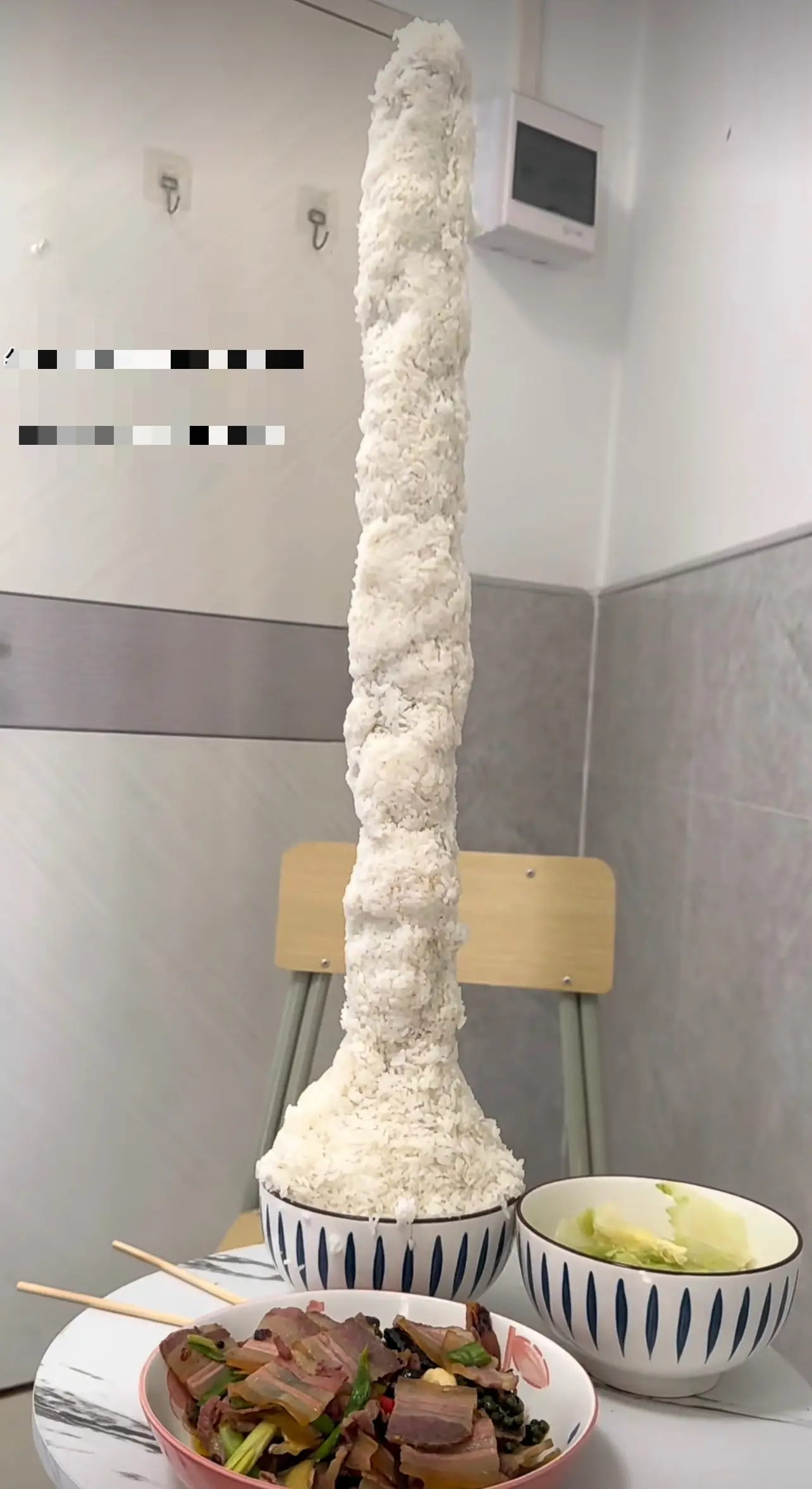 这是在吃饭还是上香？？？
